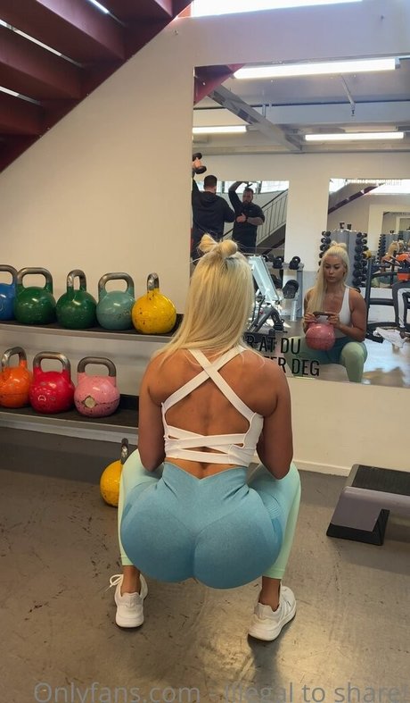 Cuurvybabe model nudes photos