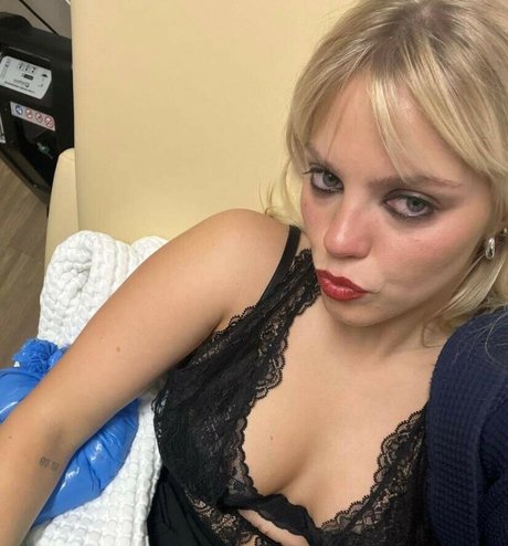 Renee Rapp naked star pics