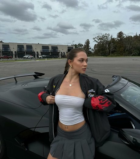 Lola Juarez model hot pics