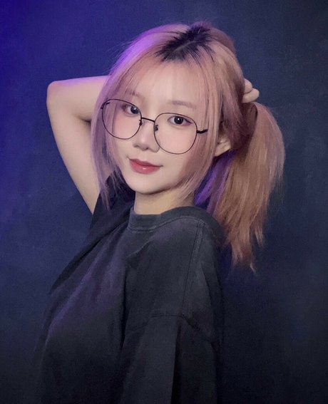 Spicyuuu naked model images