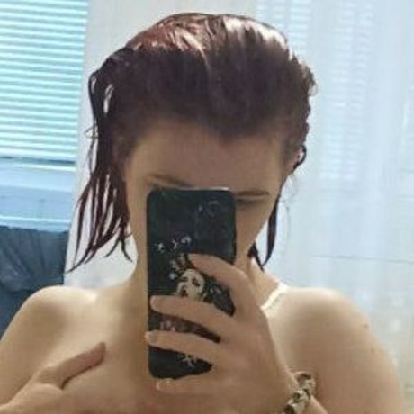 Mila Red model high quality images