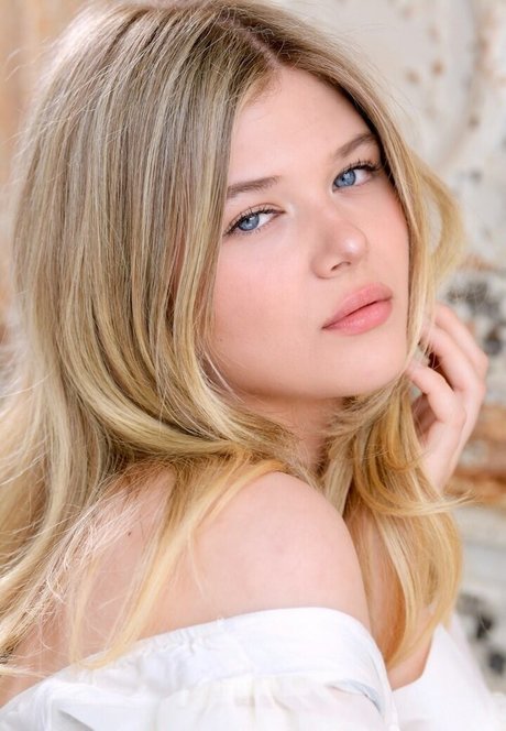 Victoria Lamas model art pictures