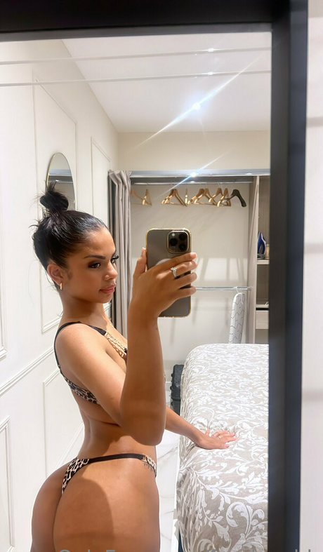 farahwebb model free image