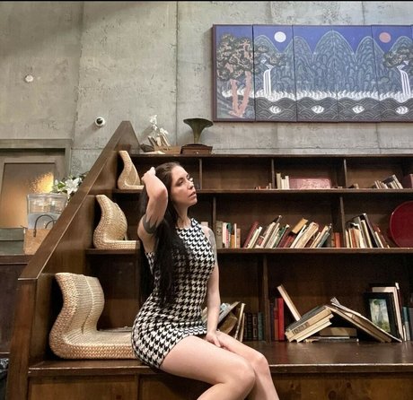 Ashley Lunt pretty actress gallery