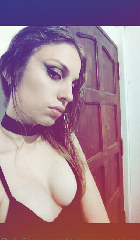 princesspassengerr erotic model photo