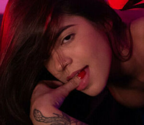 Vitoria Bastos model top image