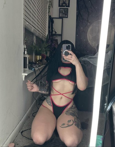 horrorwh0re naked model pics