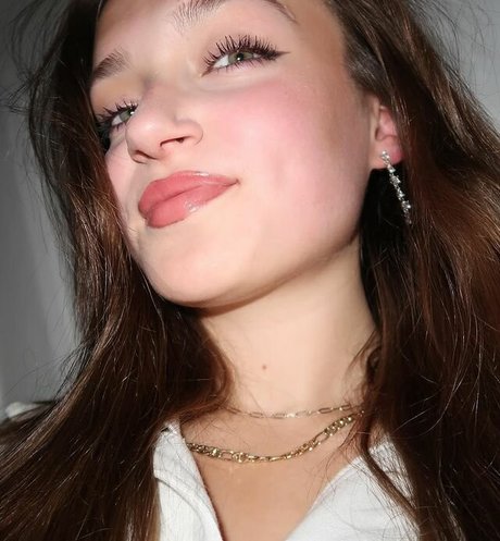 Skye Upshall sexy star pics