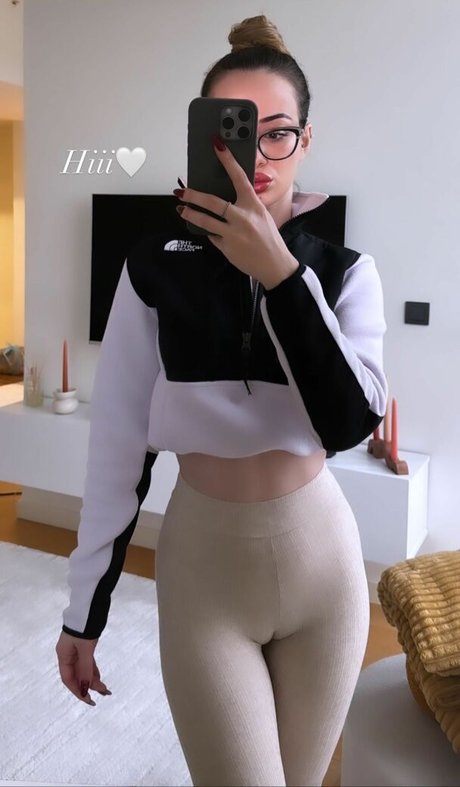 oznrgvn art model gallery