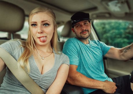 Alicewnder model pretty photo