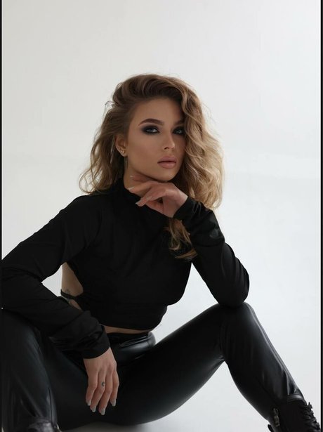 Julia Wind naked star galleries