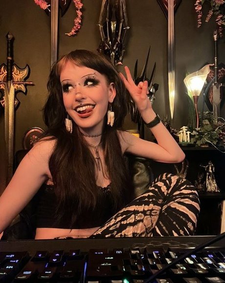 Gutknot nudes star pics