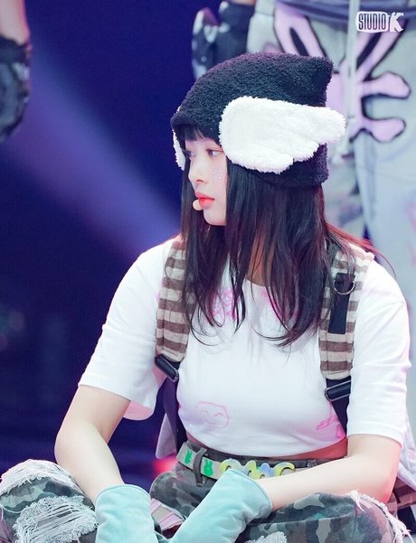 Hanni Pham nude model pics