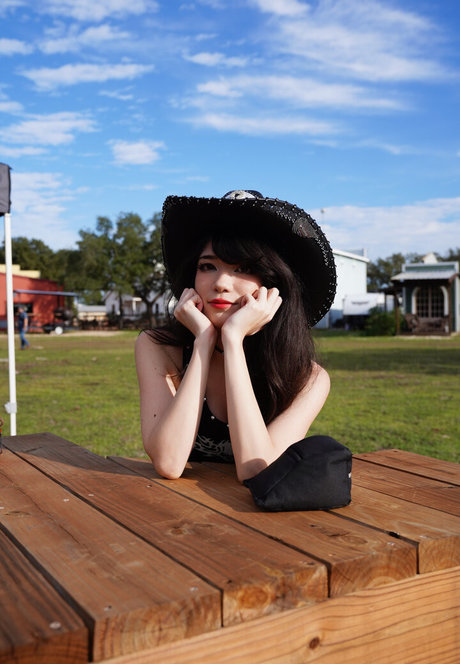 Emiru adult star pic