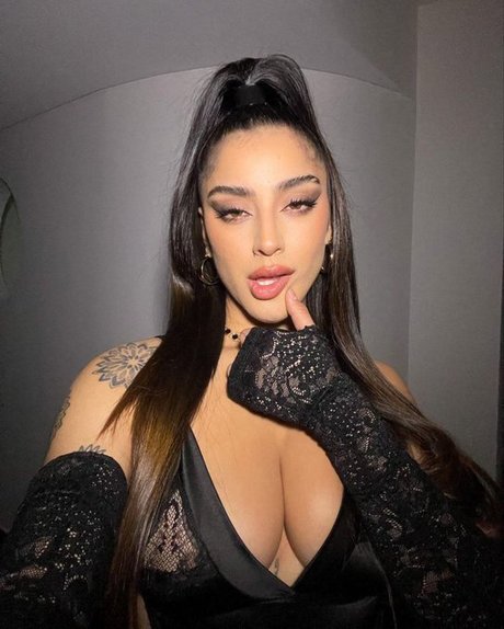 La Chilena naked model picture