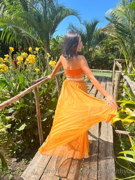 Kelsey Frances sexy actress pic