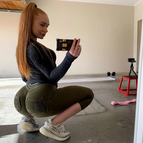 Amber J Smith exclusive star image