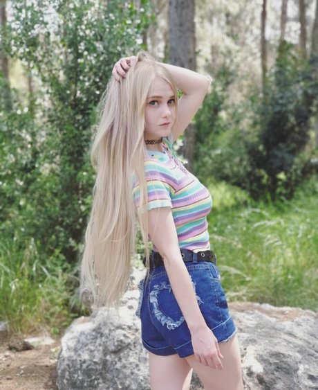 Invaderdd Dee Mente model nice picture