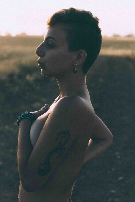 Tohar Frie nude model pictures