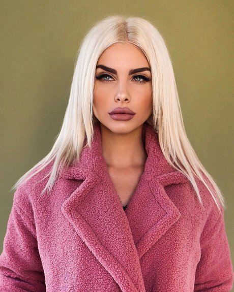 Iva Kivock nude model pic