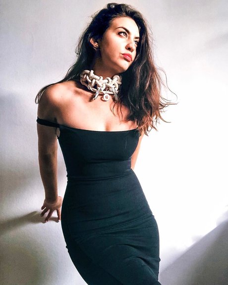 Plam V Hawly model erotic pics