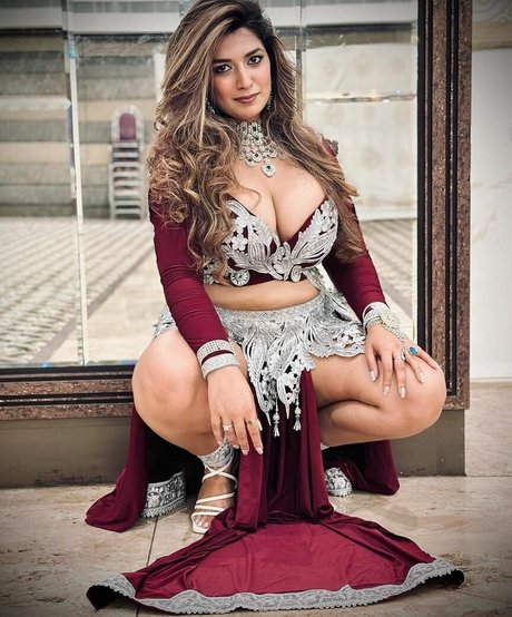 Rasha Kirmani beautiful actress pics