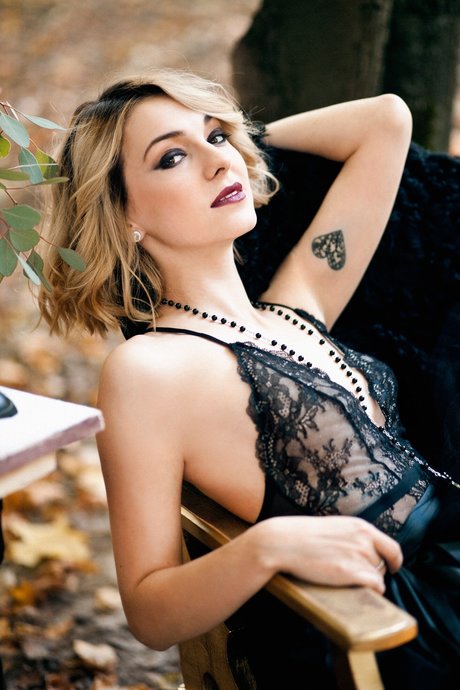 Dear Iris pornstar sexy gallery