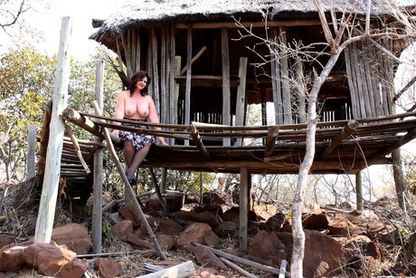 Nonnie 40dd actress pic