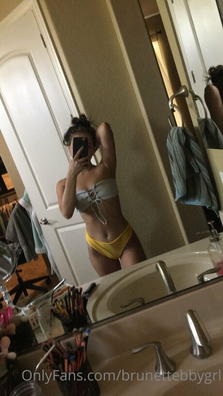 Brunettebbygrl nude star image