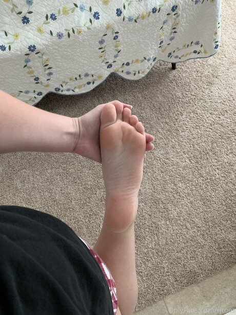 Rjtoes pornstar nude archive