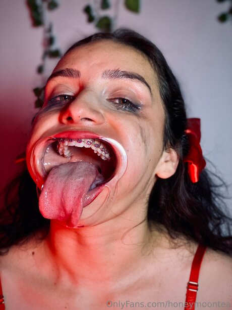 Honeymoontea porn actress picture