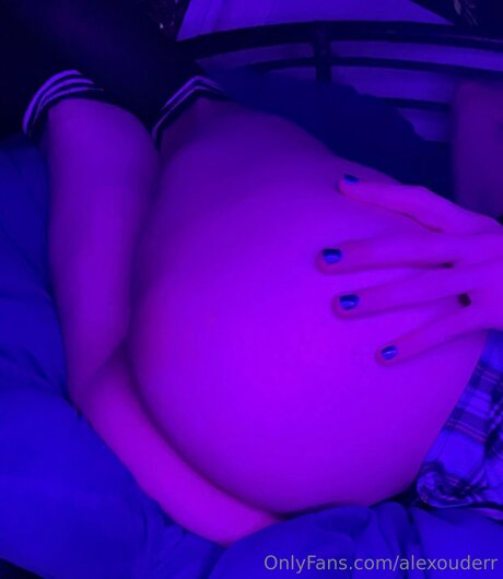 Creamiexpeach model pornographic picture