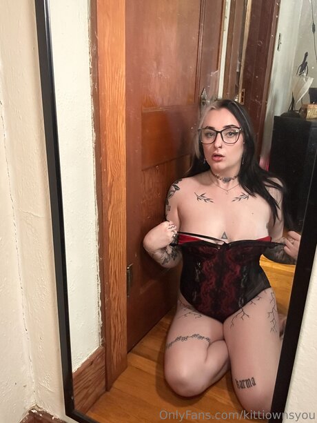 Kittiownsyou nudes model img