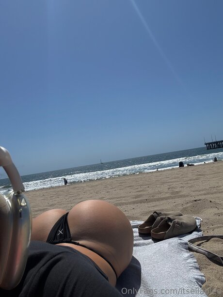 Itsellableu pretty pornstar image