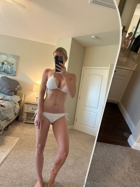 Themaskedmom69 nude model picture