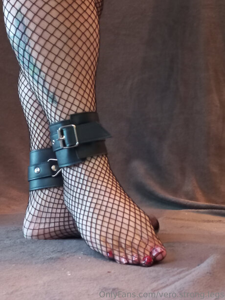 Vero Strong Legs erotic model galleries