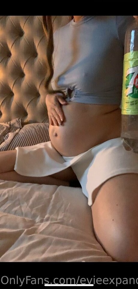 evieexpands model pic