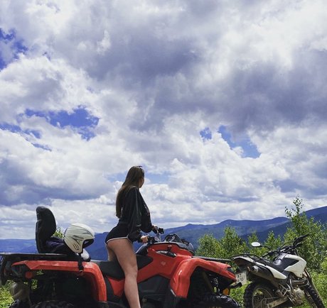 Laura Salvia porn model pictures