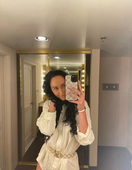 elleventures model art galleries