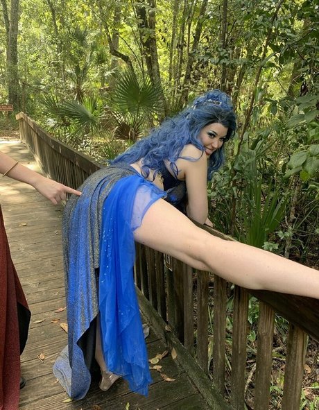 Kelly Kirstein model perfect photo