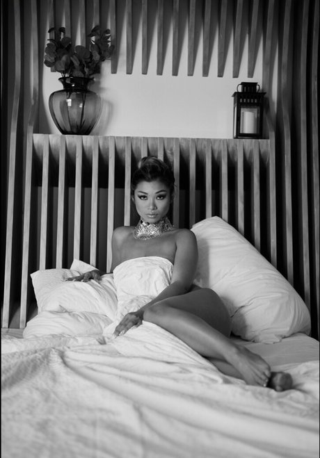 Naomi Black top star pic