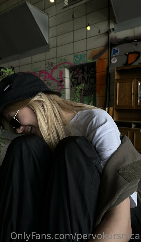 pervokursnica model art image