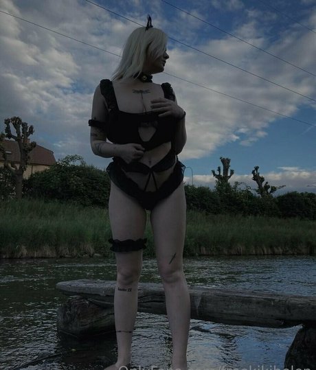 freekikihelen nude model pics