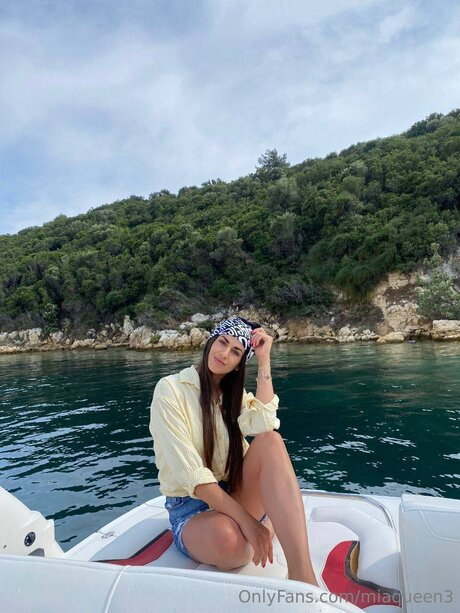 Miaqueen3 model perfect pic