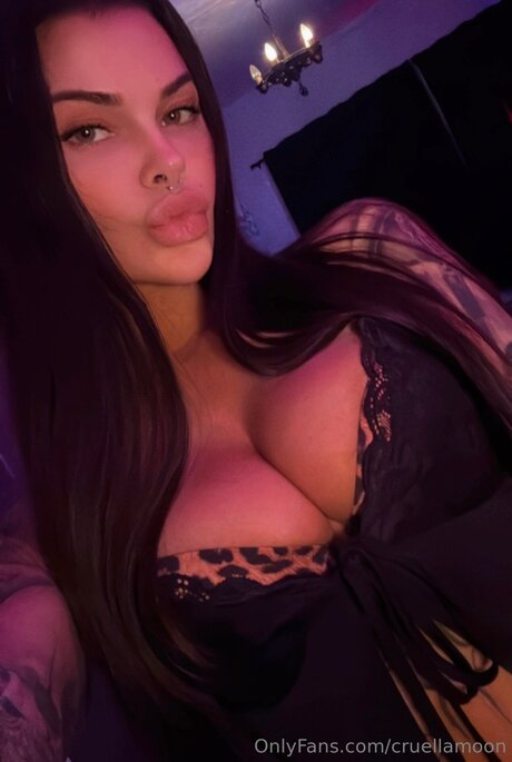Cruellamoon pornstar adult image