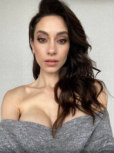 Goldencristy model hot photos