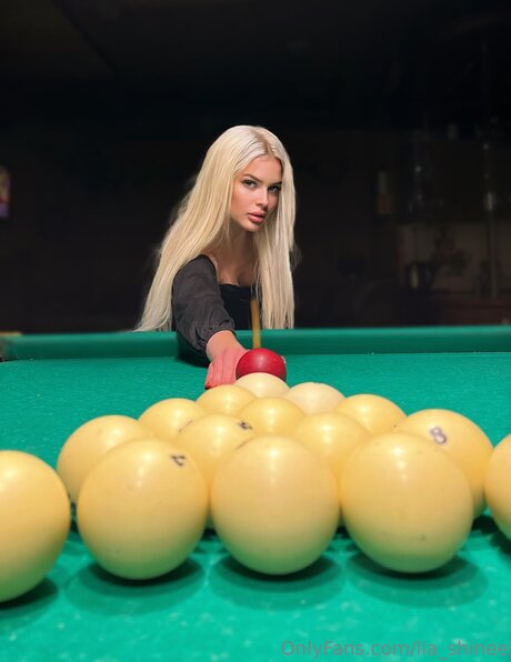 Shine Lia star erotic pic