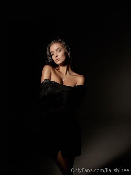 Shine Lia sexy actress images