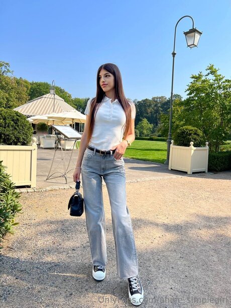 Annie Simplegirl art model gallery