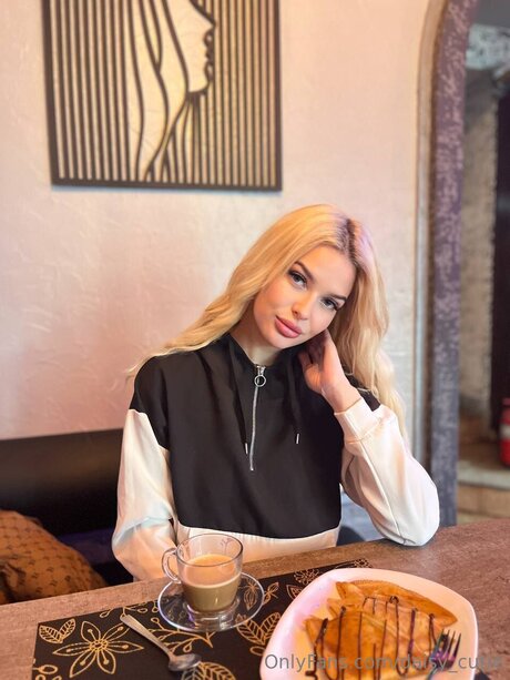 Daisy Cutie star pornographic images